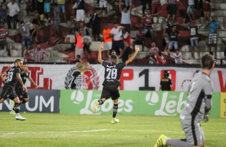 A fuga do inferno e os braços erguidos para o céu: o momento é de Santa Cruz x América-MG