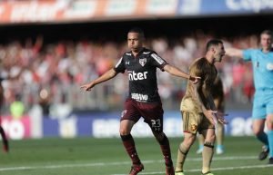 Marcos Guilherme comemora o gol com braços abertos