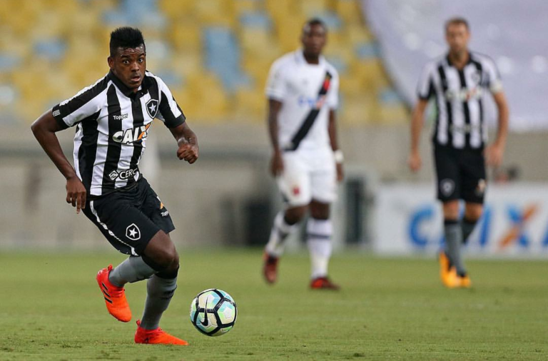 Botafogo é derrotado pelo Vasco em arbitragem polêmica