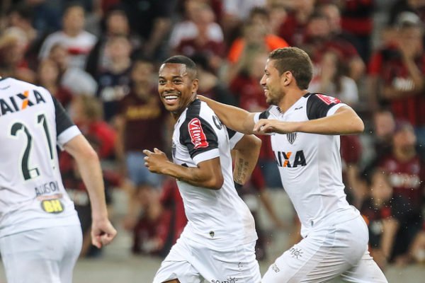 Com dois gols de Robinho, Galo vence fora na estreia de Oswaldo de Oliveira.