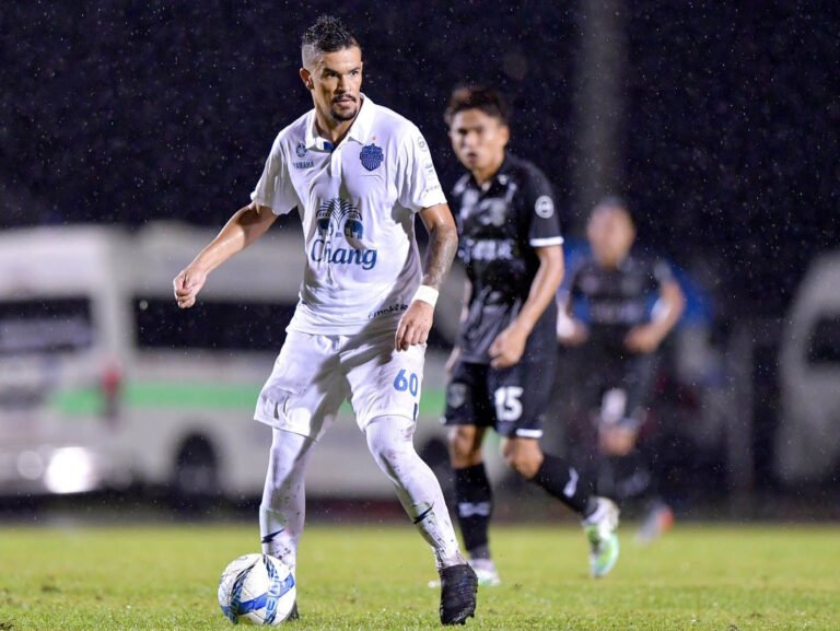 Entrevista com o meia Rafael Bastos, do Buriram United, da Tailândia