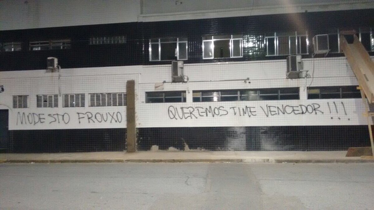 Vila Belmiro é pichada após empate com o Sport.