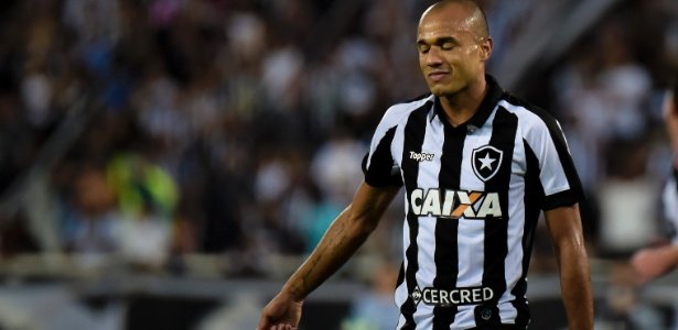 Atacante do Botafogo, Roger será operado neste domingo