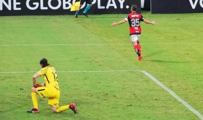 Flamengo joga bem, doutrina a partida e goleia Corinthians