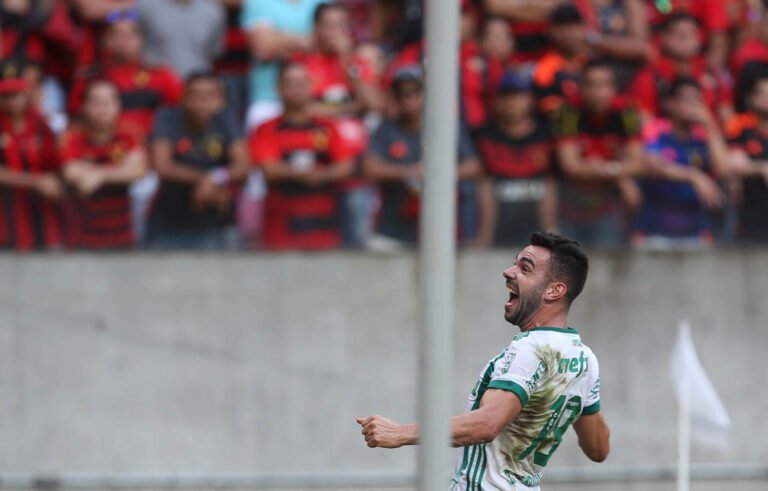 Com um pé na Libertadores, eneacampeão Palmeiras recebe o Sport
