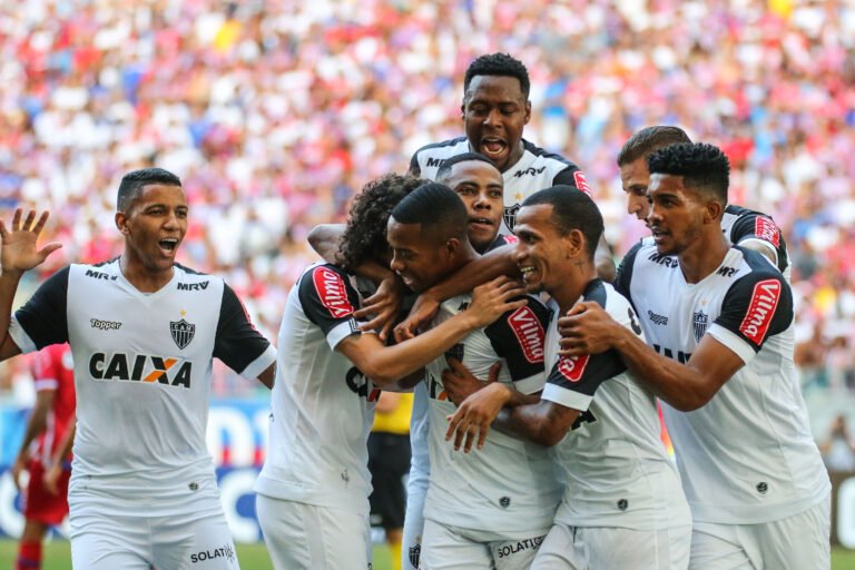 Robinho volta a marcar duas vezes e Galo empata na Bahia.