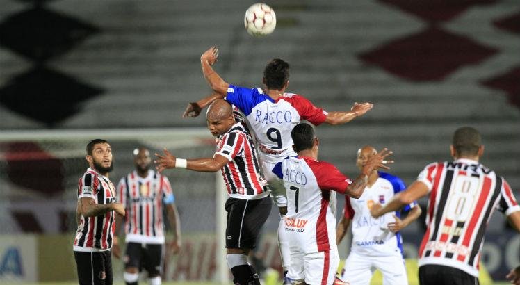 Santa Cruz domina o Paraná no Arruda e o duelo de tricolores fica no empate