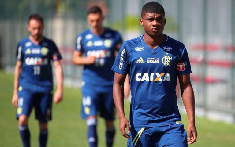 Flamengo promove promessa Lincoln ao profissional