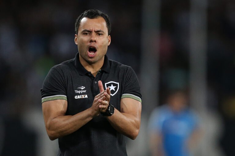 Botafogo apresenta nova proposta a Jair Ventura
