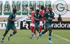 Com torcida única, Goias enfrenta o Vila Nova no estádio Olímpico.