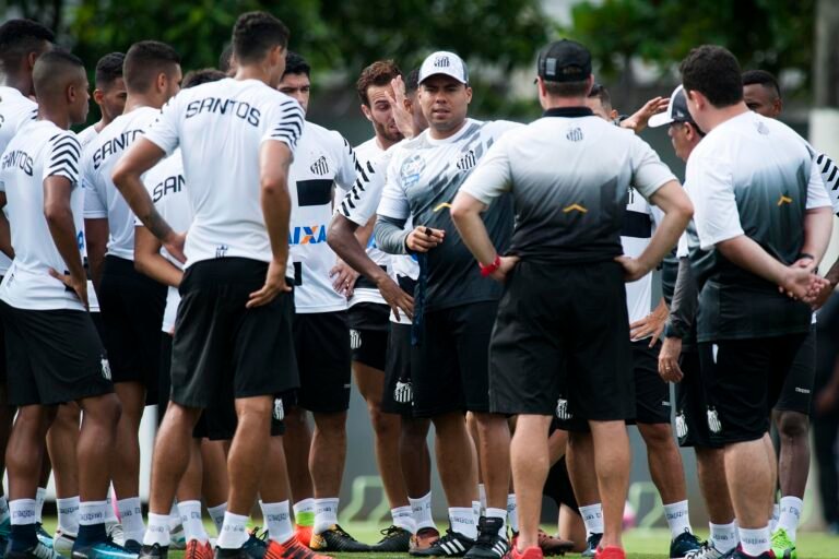Santos ainda quer diminuir em 10 jogadores o elenco