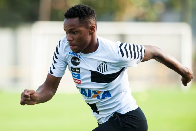 Matheus Jesus será titular contra a Ponte Preta