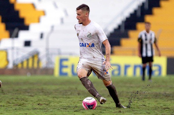 A pedido de Jair, Calabres é promovido ao time principal do Santos