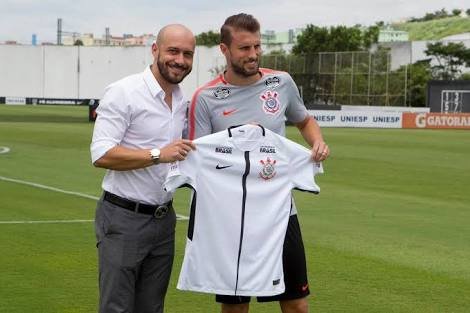 Zagueiro Henrique é apresentado no CT Joaquim grava.