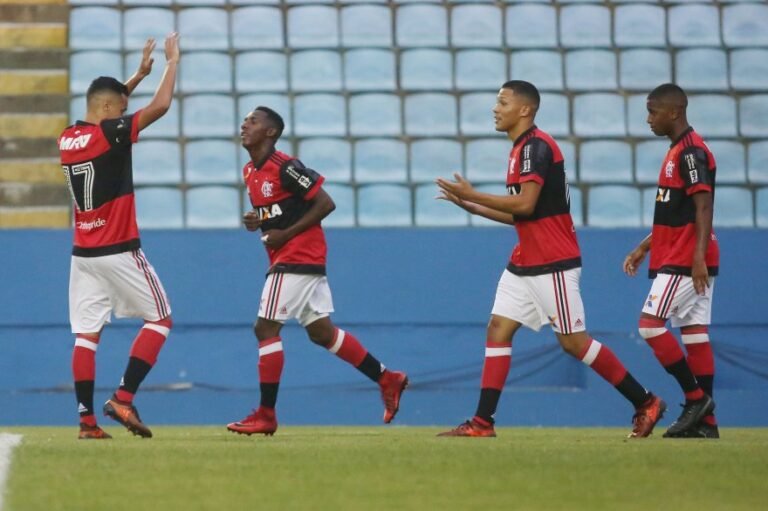 Flamengo goleia e avança na Copinha