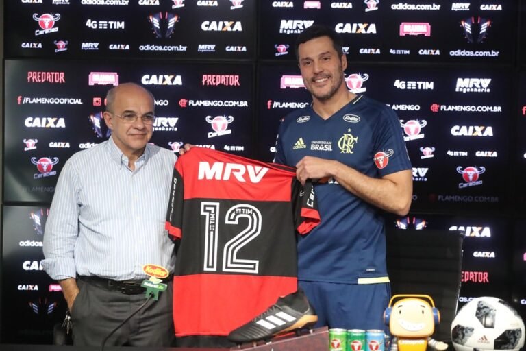 Após 13 anos, Julio Cesar volta a vestir a camisa do Flamengo