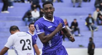 Após lesão no púbis de Gonzalo Carneiro, Grêmio refaz propostas pelo 9.
