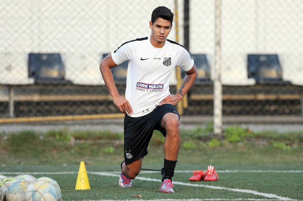 Veríssimo deve ficar fora contra o Clássico