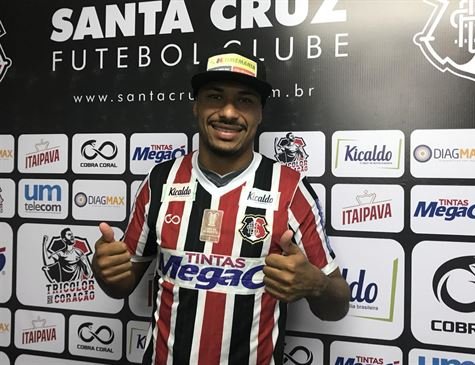 Entrevista com o lateral Henrique Ávila, do Santa Cruz