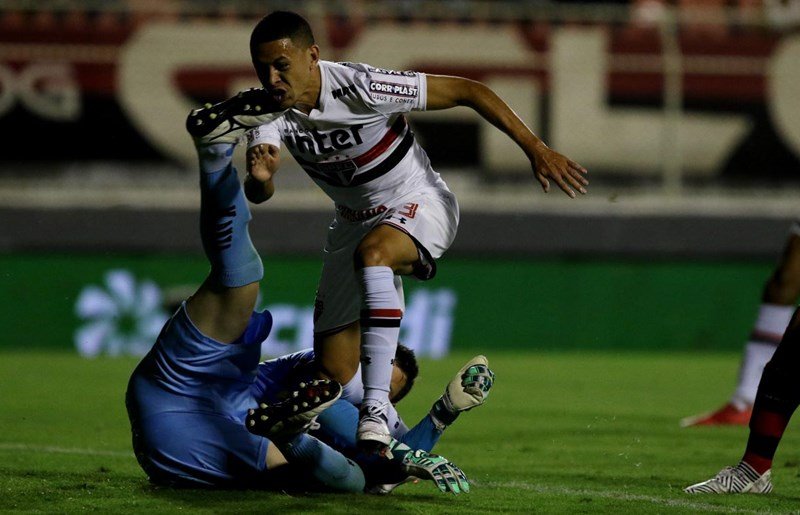 Sem jogar bem, São Paulo perde novamente