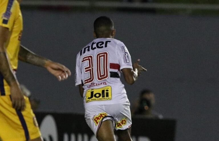 Sem convencer, São Paulo vence na estreia e se classifica