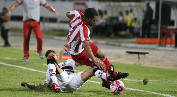 Com erro grave da arbitragem, o Santa Cruz apenas empata com o Náutico no Clássico das Emoções