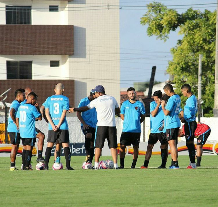 Contratação de um novo lateral as vésperas da decisão.