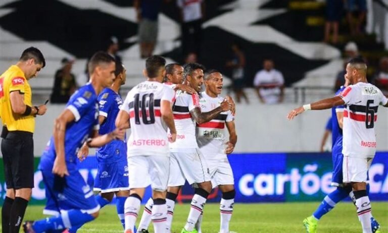 Líder, único invicto e classificado, Santa Cruz goleia o Confiança no Arruda