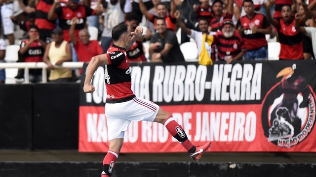 Em jogo marcado por erros de arbitragem, Flamengo vence Botafogo por 1 a 0