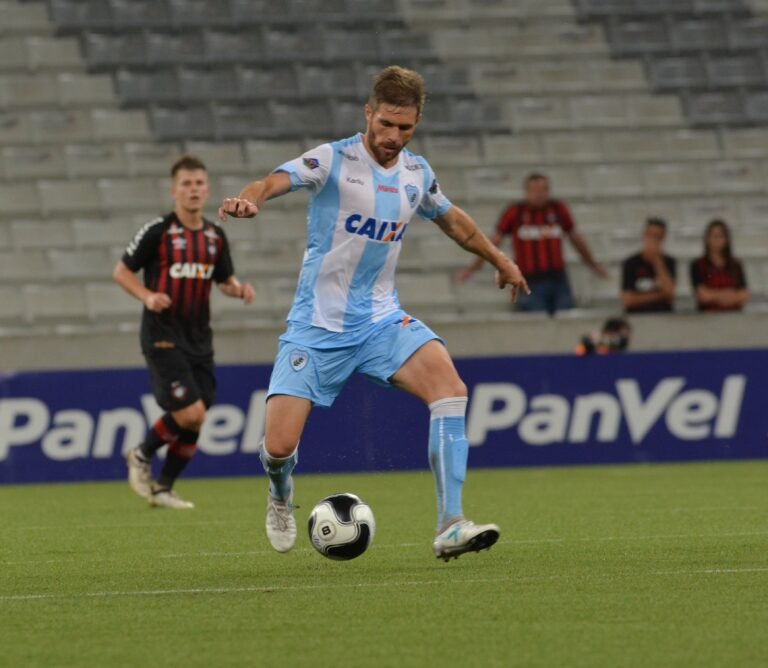 O volante Diego Lorenzi, do Londrina analisa final do segundo turno do Paranaense