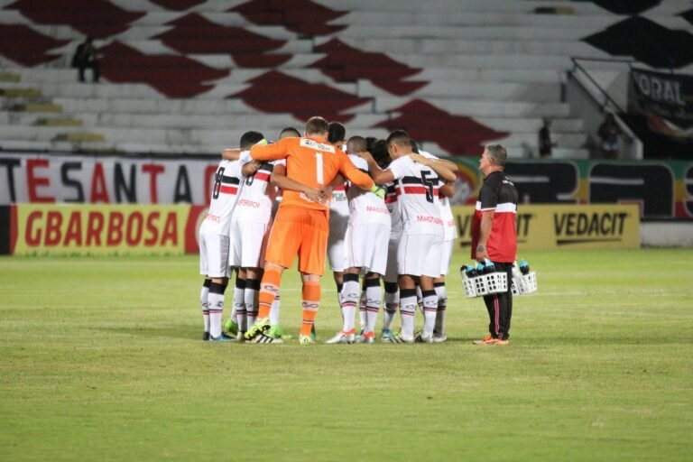 Visando um jogo decisivo, Júnior Rocha define time titular que enfrenta o Flamengo de Arcoverde