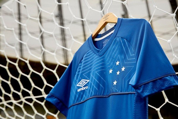 Cruzeiro lança uniforme para a temporada 2018