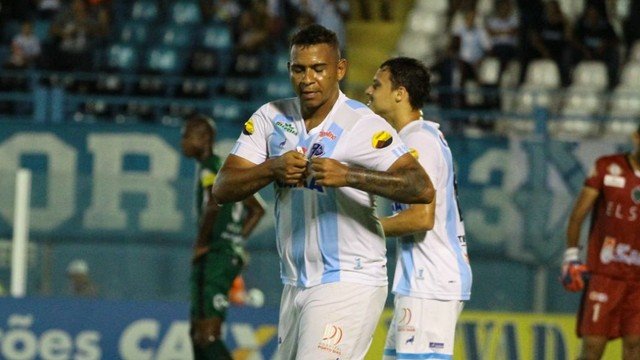Paysandu sai perdendo, mas vira e vence o Manaus
