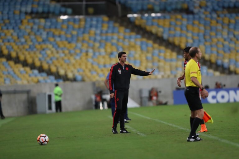 Barbieri busca time mais ofensivo, porém uma bola mudou o jogo