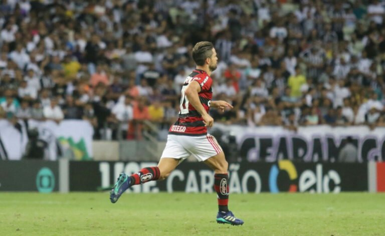Após cenas lamentáveis durante a semana com a torcida, Diego destaca: “Nada vai mudar. Eu amo esses torcedores”
