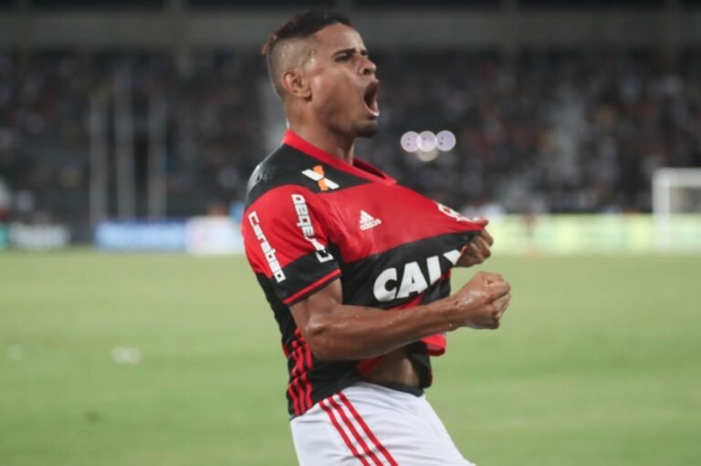 Prestes a perder Everton, Flamengo viaja para Salvador, onde enfrentará o Vitória, na estreia do seu 48º Brasileirão