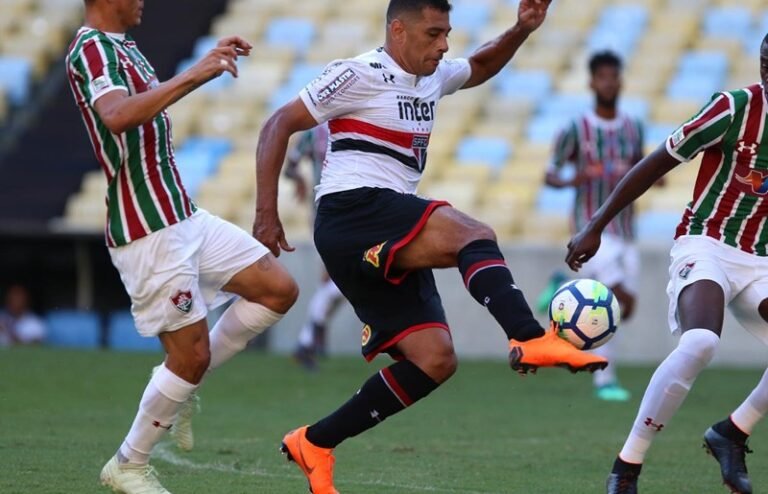 São Paulo abre a vantagem, mas sofre o empate no RJ