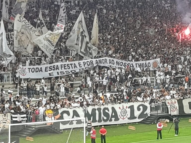 Torcida do Corinthians dá show em treino e inicia preparativos para a final do campeonato paulista