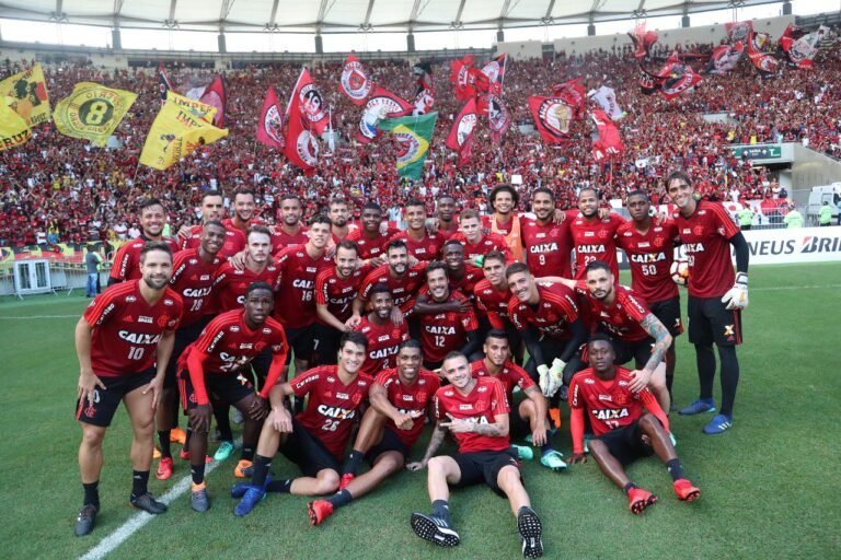 Flamengo faz treino aberto e 45.977 torcedores fazem um linda festa no Maracanã