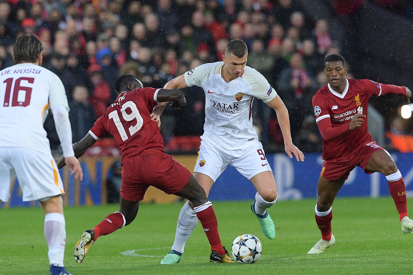 Após estar perdendo por 5 a 0, Roma faz dois gols e mantém viva as chances de classificação na Champions