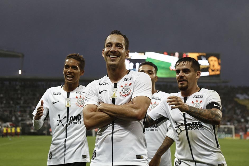 Rodriguinho brilha novamente, marca duas vezes e garante vitória ao Corinthians em estreia