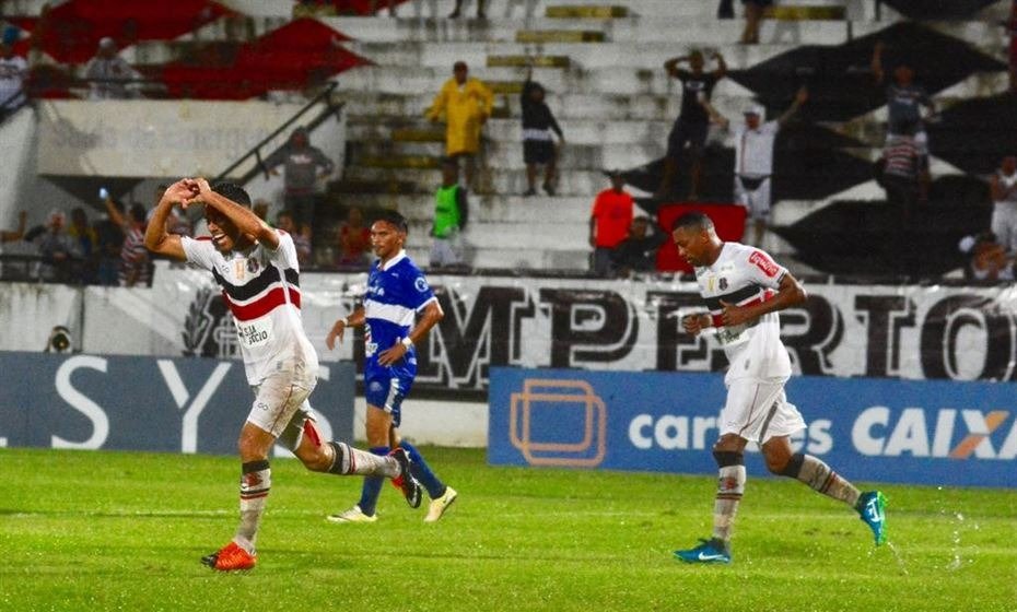 Em noite de muita chuva no Recife, o Santa Cruz vence o Atlético/AC com gol do estreante Carlinhos Paraíba