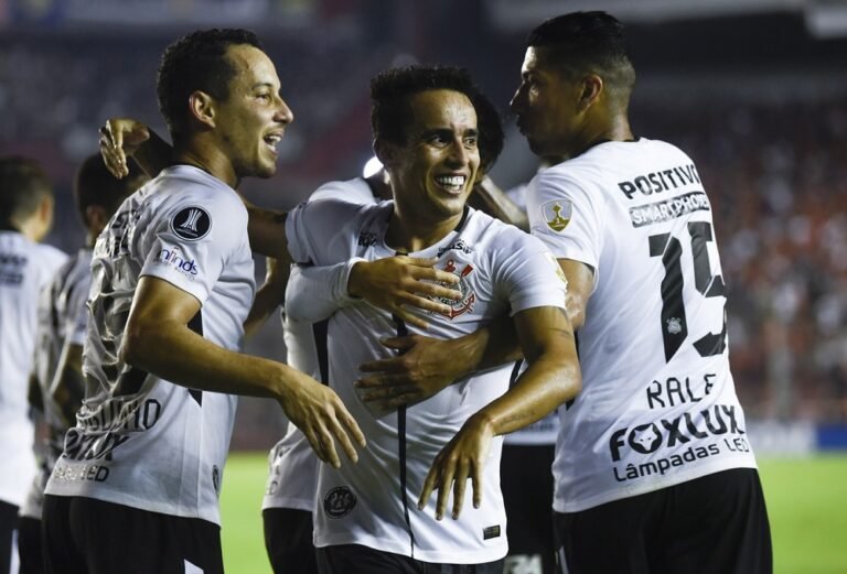 Corinthians bate o Independiente na Argentina, e assume a liderança isolada do grupo na Libertadores