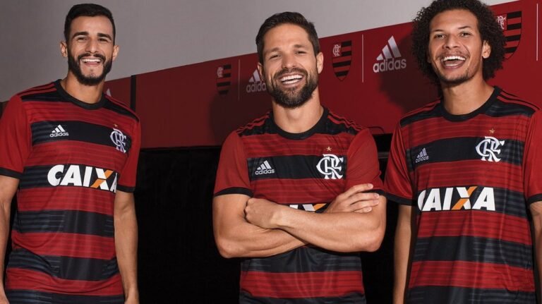 Flamengo lança novo uniforme para 2018