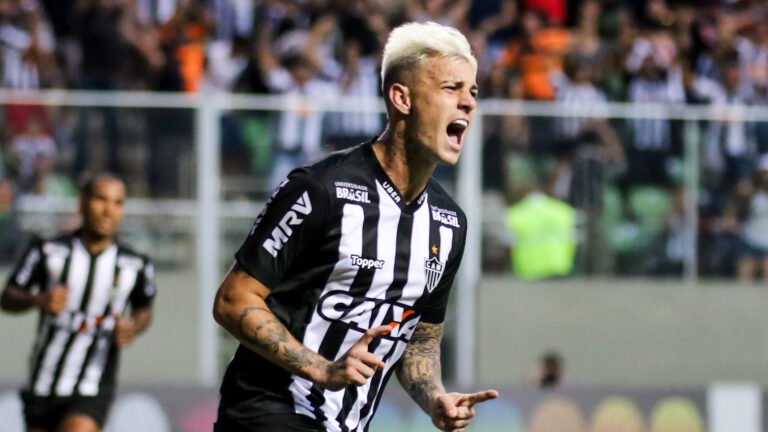 Atlético Mineiro joga melhor, domina o Corinthians e vence com gol no fim