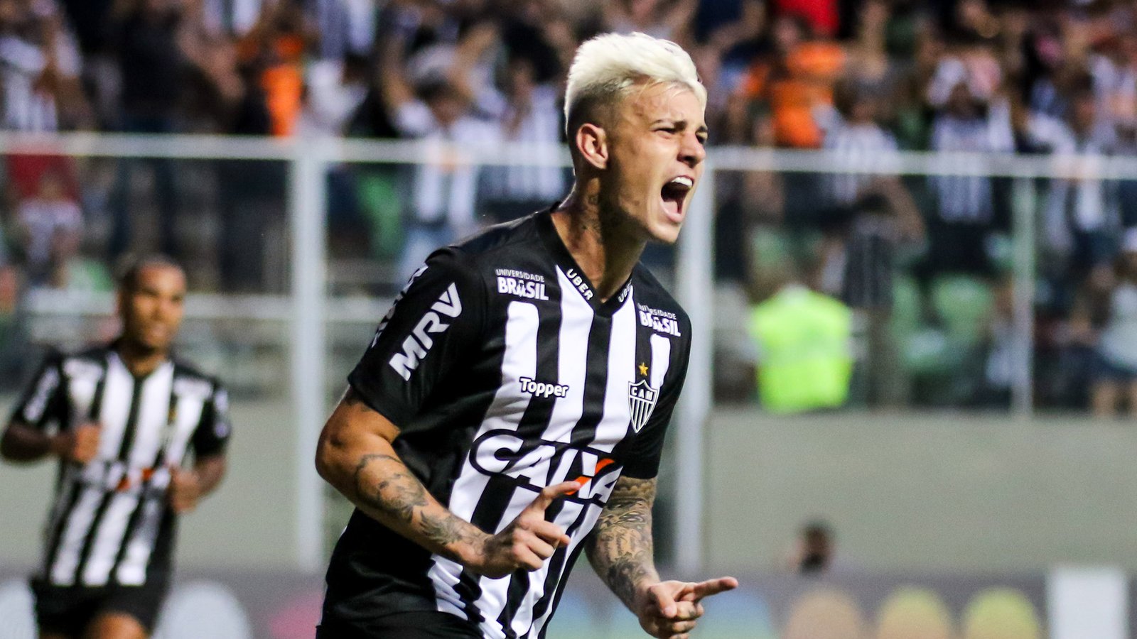 Atlético Mineiro joga melhor, domina o Corinthians e vence com gol no fim