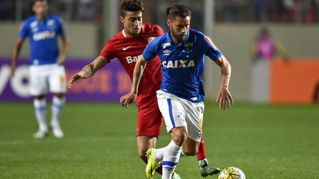 Pela primeira vitória no Brasileirão, Cruzeiro visita o Internacional