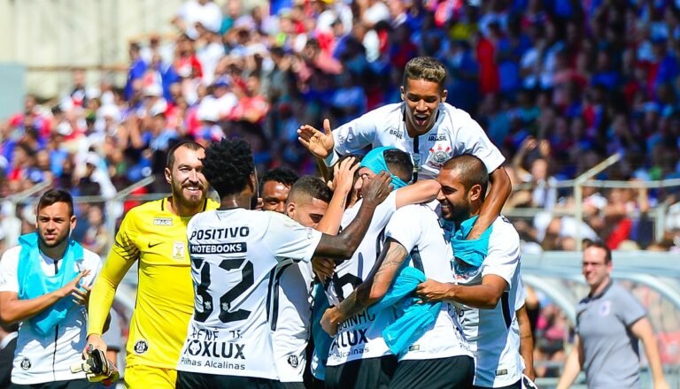 Sidcley brilha, Rodriguinho marca novamente e Corinthians goleia o Paraná