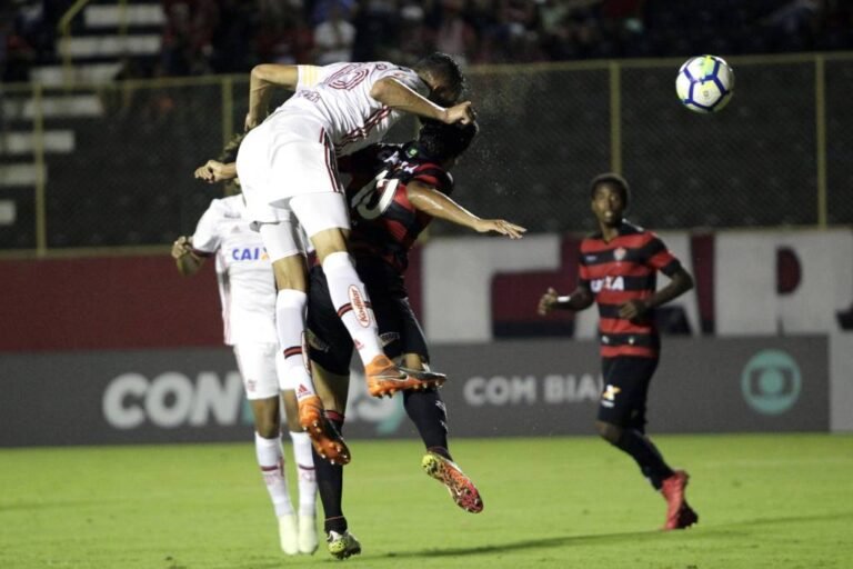 Com muitos erros de arbitragem, Vitória e Flamengo empatam por 2 a 2