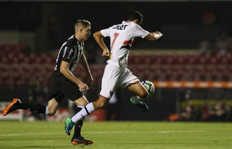 São Paulo sofre a virada, mas renasce e empata